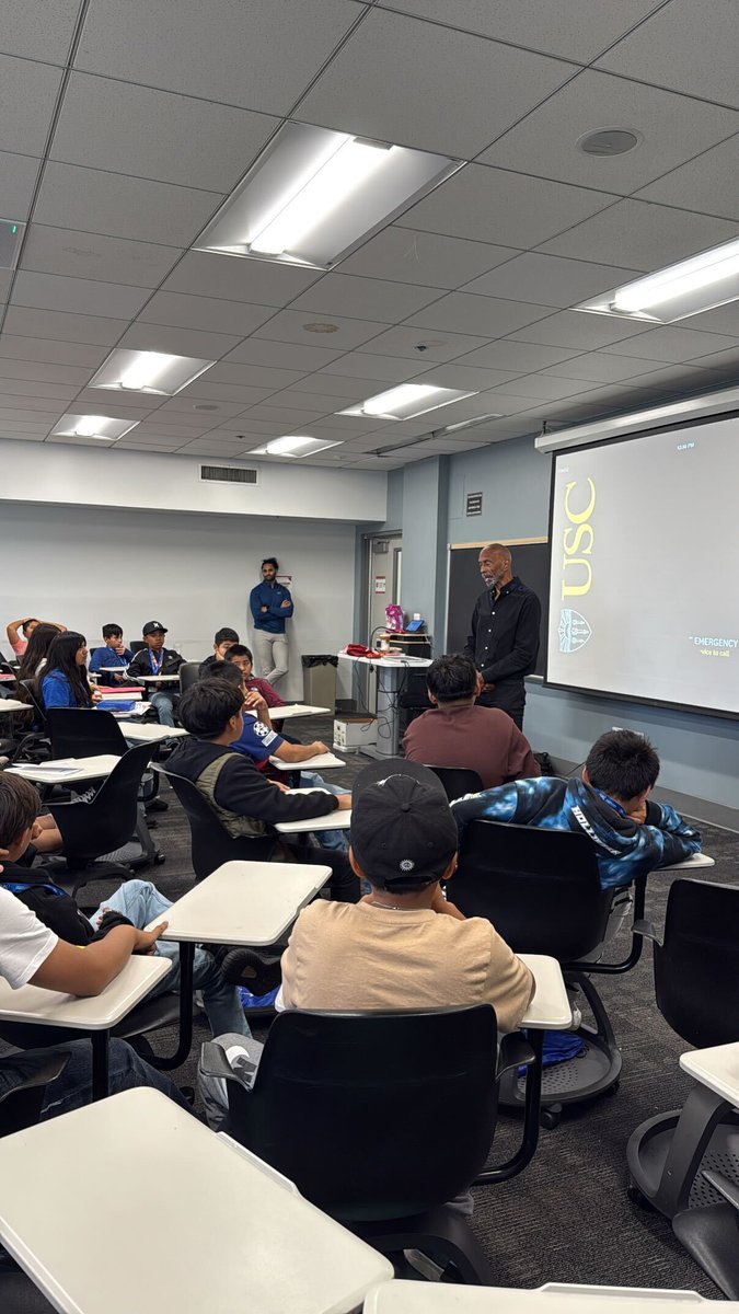 USCRaceEquity's tweet image. An inspiring week with Youth 2 Leaders for our Write to Thrive program! 🎉 Middle schoolers from Kern County came to USC to write, lead, and get a taste of college life. Grateful to be part of their journey. 💫
Can’t wait for round two with our high school crew! ✍️📚
