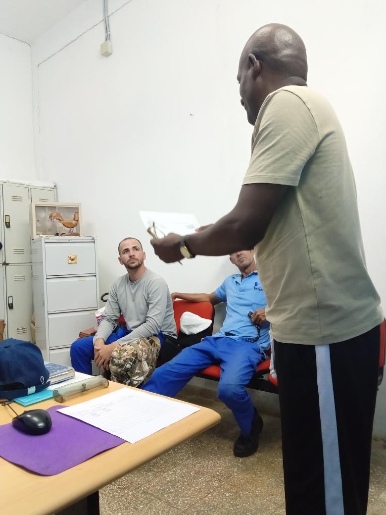 Nuestro centro de telecomunicaciones recibe hoy los certificados del curso de preparación de la brigada contra incendio #EtecsaConCuba