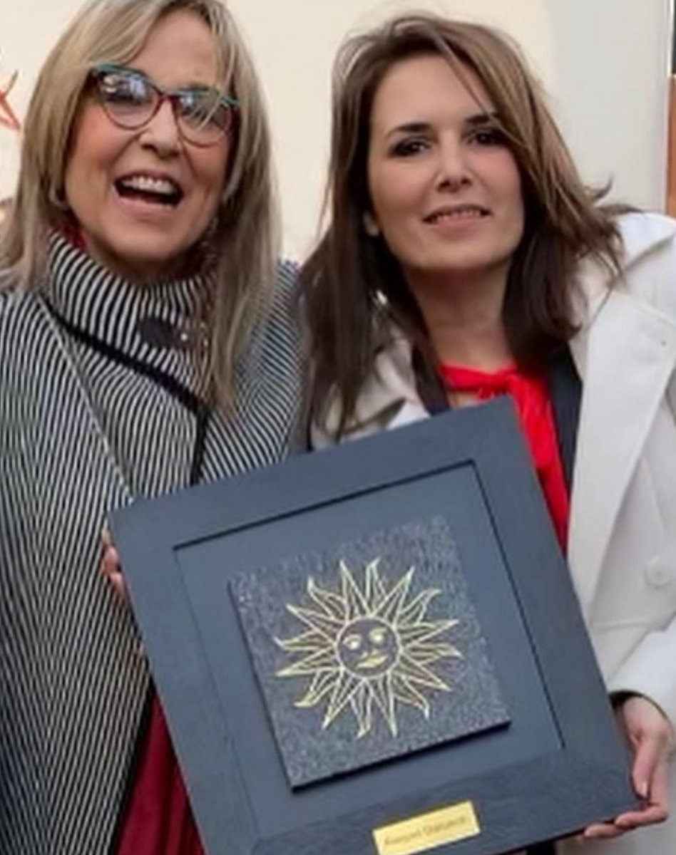 #4dejunio nace una mujer excepcional, destinada a ser pionera en comunicación. 
Una periodista que nunca mezcló  ser mujer de izquierda con periodismo 'amiguista'.
La Sed y el Agua, el sello que la distingue. 
Única, resiliente, incisiva,  open mind, amiga de sus amigas, madre de