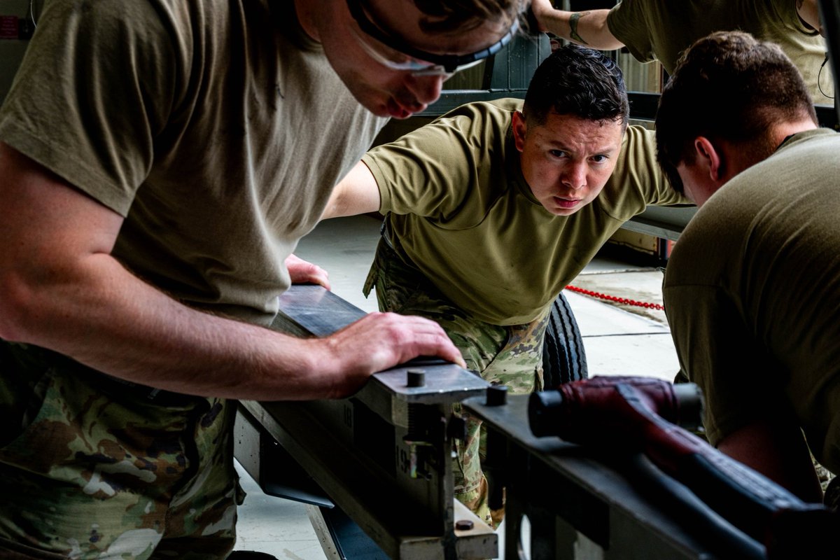 Whiteman_AFB's tweet image. U.S. Airmen assigned to the 509th MXS perform maintenance during a B-2 Spirit phase inspection at Whiteman AFB, Mo., June 4. The B-2 goes through a phase inspection every 1,000 flight hours, where crew chiefs scrutinize the aircraft to ensure each component meets standards.