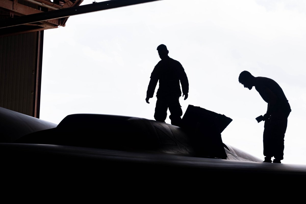 Whiteman_AFB's tweet image. U.S. Airmen assigned to the 509th MXS perform maintenance during a B-2 Spirit phase inspection at Whiteman AFB, Mo., June 4. The B-2 goes through a phase inspection every 1,000 flight hours, where crew chiefs scrutinize the aircraft to ensure each component meets standards.