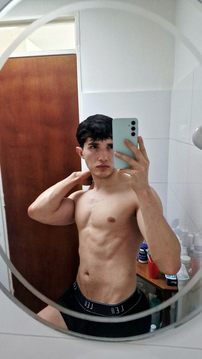 sebas_5S's tweet photo. Le tomo muchas fotos a este cuerpo de 25 que poco a poco se desvanecerá. https://t.co/nb1DiIfkUh