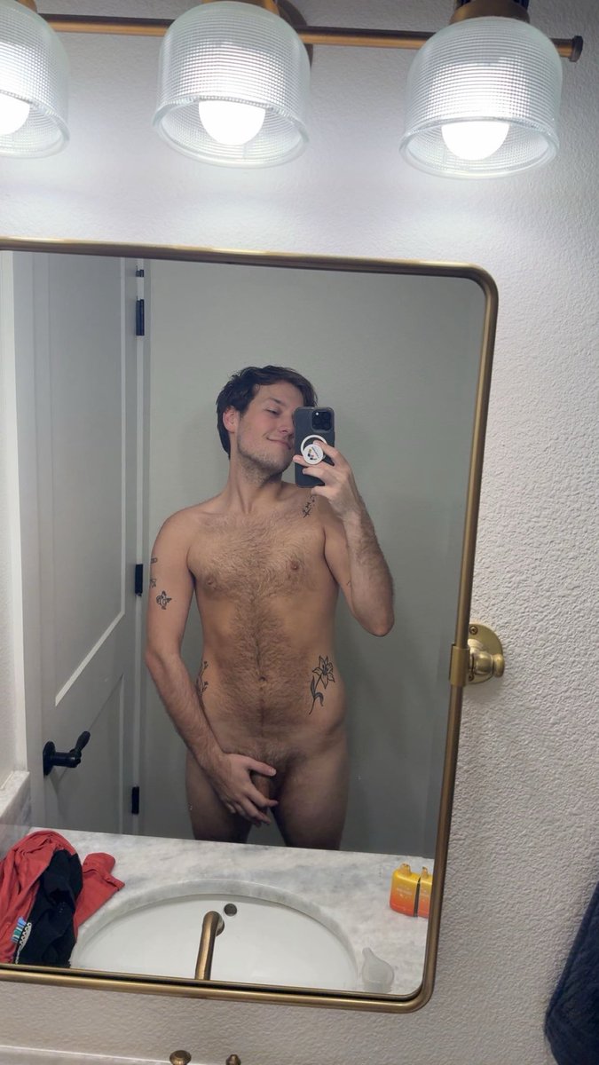umnotfl's tweet photo. one of my patients asked me at work if i was on grindr…. time to get off grindr for a little while 😂😅😅🤷‍♂️ https://t.co/43zT7lHmBf