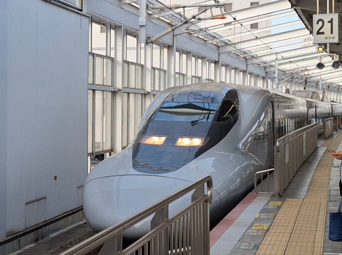 teruskigold's tweet photo. 2025年6月6日(金)
本日ワンピース新幹線は車両トラブルにより通常の700系に換えて運行だそうです🙇
#ONEPIECE #こだま835号 https://t.co/AS8Qh5HpcA