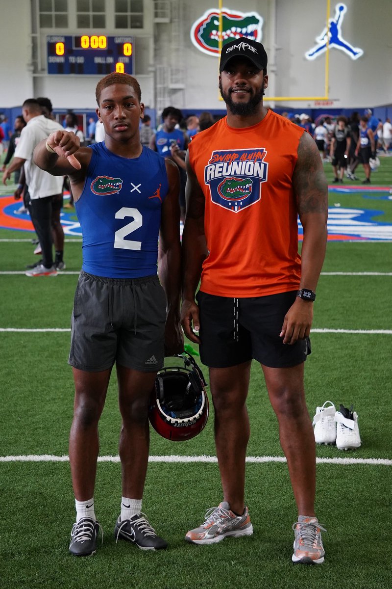 PhoenixEvans__'s tweet image. Wow!! I’m so grateful to earn an offer from The University of Florida and now have an opportunity to follow in my Uncle’s footsteps. #GoGators🐊@coach_bnapier @vsunseri3 @CoachDWilson7 @KalebJ72 @SWiltfong_ @adamgorney @ChadSimmons_ @BrandonHuffman @BrianDohn247 @I_Am_OD3