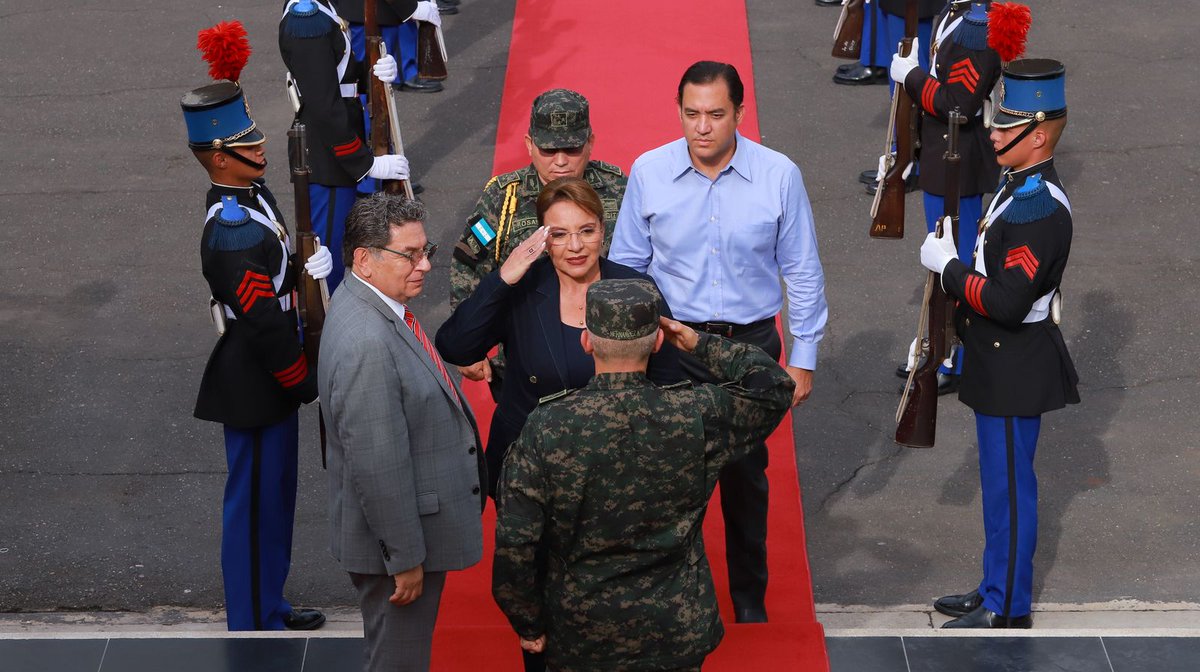 Con todos los Honores Militares fue recibida en el Cuartel General del Estado Mayor Conjunto la Señora Presidenta Constitucional de la República y Comandante General de las Fuerzas Armadas, <a href="/XiomaraCastroZ/">Xiomara Castro de Zelaya</a>.

Durante esta visita oficial, la mandataria sostendrá una reunión de alto