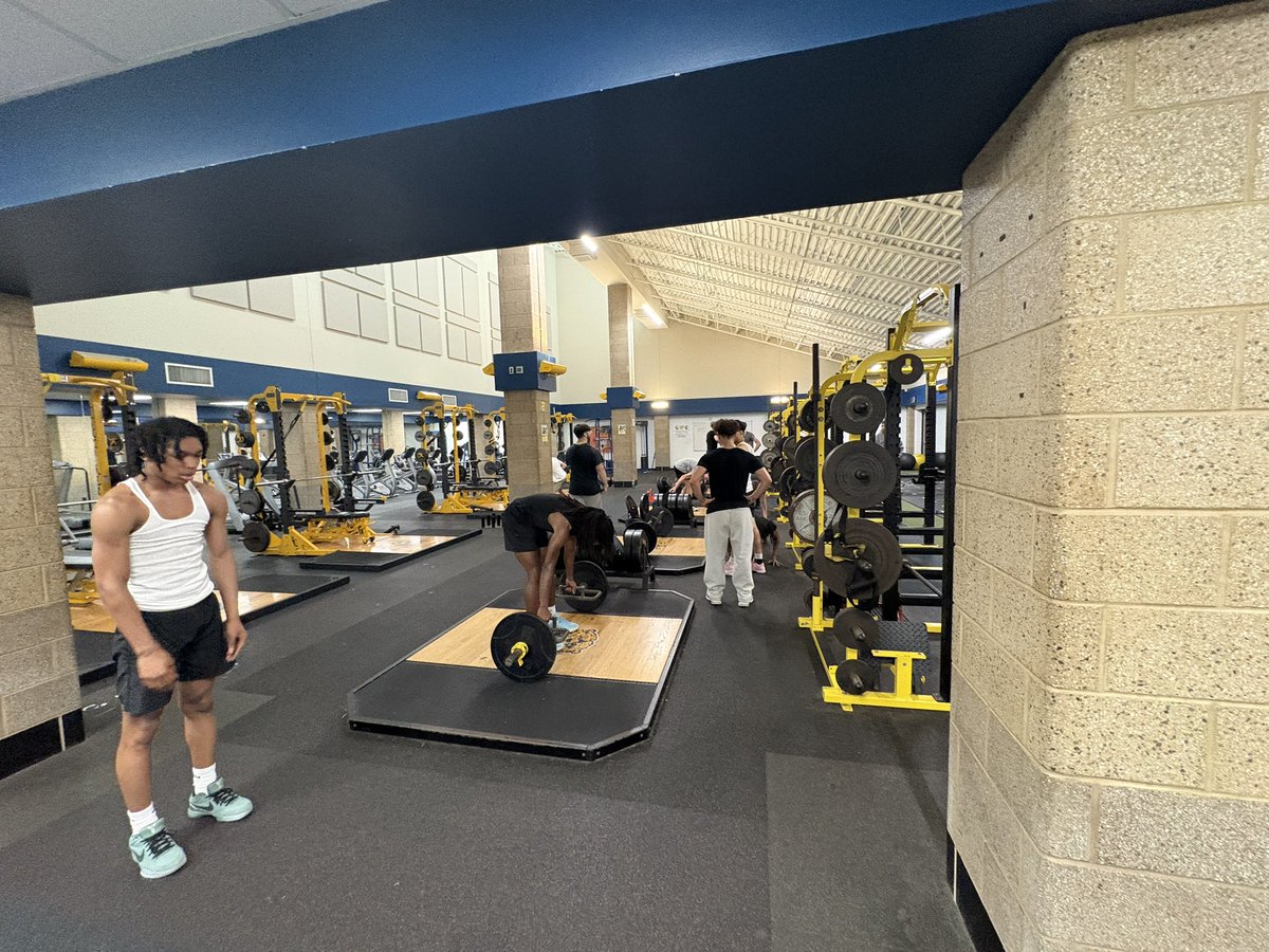 Another strong day in the weight room becoming explosive and powerful athletes. Be better than you were yesterday. #StackingDays 🐻🏀