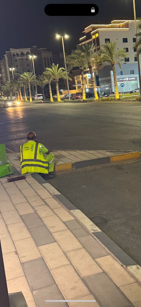 :

دايمآ مجتهد في عمله المسائي إلا الليله واضح عليه أثار ليلة العيد وتجهيزات البيوت والناس أمامة. أكيد أشتاق لأهله وبلاده. يارب سهل رزقهم وارجعهم سالمين غانمين 

ليلة 
#عيد_الأَضحى