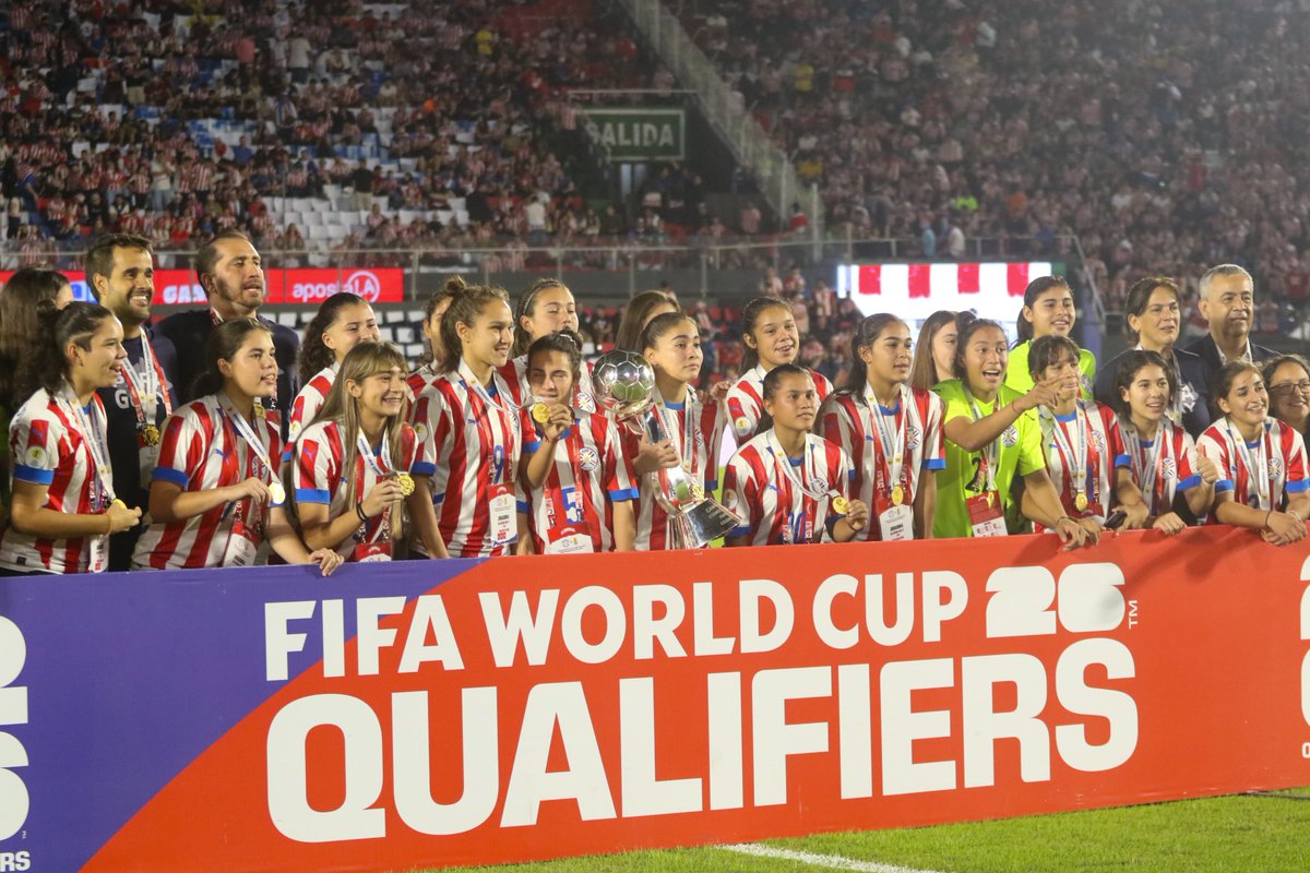¡Un merecido reconocimiento! 🙌🏆

📷 El plantel de la #AlbirrojaFEMSub17 ⚪🔴, campeonas de la CONMEBOL Sub 17 Femenina y clasificadas a la Copa Mundial de la categoría, reciben los aplausos de toda la hinchada, en la antesala al juego de esta noche.

¡A seguir celebrando!