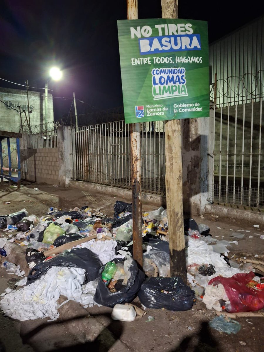 La cara de piedra de la ministra de ambiente de la provincia Vilar esposa del taramba intendente de Lomas Otermín hacen actos pedorros para “cuidar el ambiente” mientras en Budge se vive así 👇🏽. 40 años de PJ en el conurbano sur. Más chanta no se consigue.