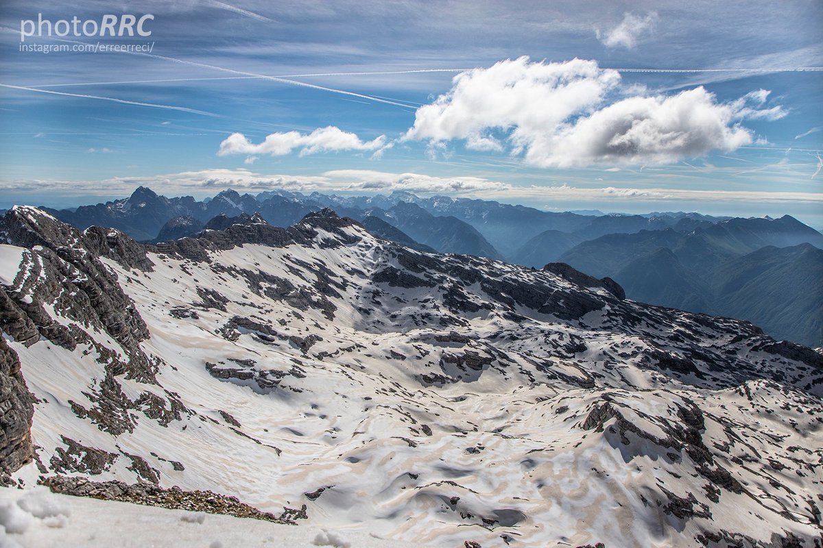 It's fascinating that this south-facing Kanin plateau (Slo), was once the accumulation area of a large glacier that flowed down to Bovec and continued along the Soča Valley

Hard to imagine the kind of climate that could sustain a glacier of such size.

📷 from Mali Kanin 2571 m