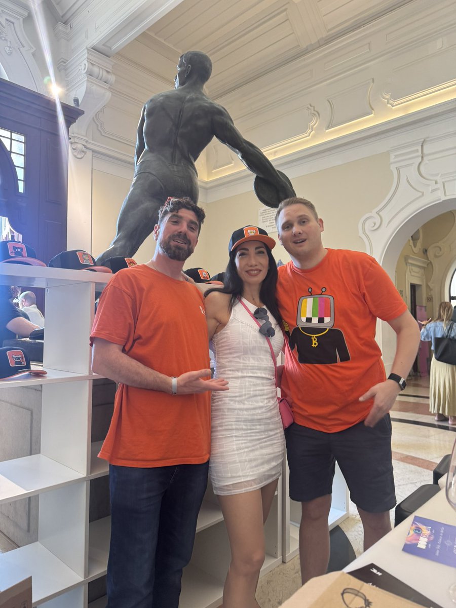 Yaraspucia_'s tweet image. Finally a @Pizza_Ninjas holder! Love the vibes 🍕 🧡🧡🍕