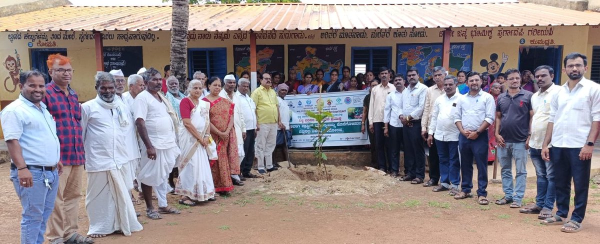 Mgnregn's tweet photo. ವಿಶ್ವ ಪರಿಸರ ದಿನಾಚರಣೆ
ನರಗುಂದ ತಾಲೂಕಿನ ಖಾನಾಪೂರ ಗ್ರಾಮದ ಸ.ಹಿ.ಪ್ರಾ. ಶಾಲೆಯಲ್ಲಿ ವಿಶ್ವ ಪರಿಸರ ದಿನಾಚರಣೆ ಪ್ರಯುಕ್ತ ಸಸಿ ನೆಟ್ಟು ನೀರುಣಿಸುವ ಮೂಲಕ ಆಚರಣೆ ಮಾಡಲಾಯಿತು.
ತಾ.ಪಂ. ಇಒ ಅವರು ಸಸಿಗೆ ನೀರುಣಿಸಿ ಚಾಲನೆ ನೀಡಿದರು. ಗ್ರಾ.ಪಂ.ಅಧ್ಯಕ್ಷರು, ಉಪಾಧ್ಯಕ್ಷರು, ಸರ್ವ ಸದಸ್ಯರು, ಪಿಡಿಒ ಇತರರು ಇದ್ದರು.
@MgnregsK https://t.co/PyREa9Wm4S