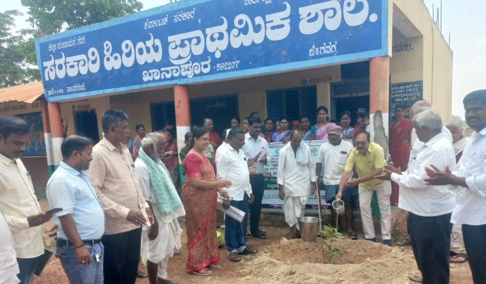 Mgnregn's tweet photo. ವಿಶ್ವ ಪರಿಸರ ದಿನಾಚರಣೆ
ನರಗುಂದ ತಾಲೂಕಿನ ಖಾನಾಪೂರ ಗ್ರಾಮದ ಸ.ಹಿ.ಪ್ರಾ. ಶಾಲೆಯಲ್ಲಿ ವಿಶ್ವ ಪರಿಸರ ದಿನಾಚರಣೆ ಪ್ರಯುಕ್ತ ಸಸಿ ನೆಟ್ಟು ನೀರುಣಿಸುವ ಮೂಲಕ ಆಚರಣೆ ಮಾಡಲಾಯಿತು.
ತಾ.ಪಂ. ಇಒ ಅವರು ಸಸಿಗೆ ನೀರುಣಿಸಿ ಚಾಲನೆ ನೀಡಿದರು. ಗ್ರಾ.ಪಂ.ಅಧ್ಯಕ್ಷರು, ಉಪಾಧ್ಯಕ್ಷರು, ಸರ್ವ ಸದಸ್ಯರು, ಪಿಡಿಒ ಇತರರು ಇದ್ದರು.
@MgnregsK https://t.co/PyREa9Wm4S