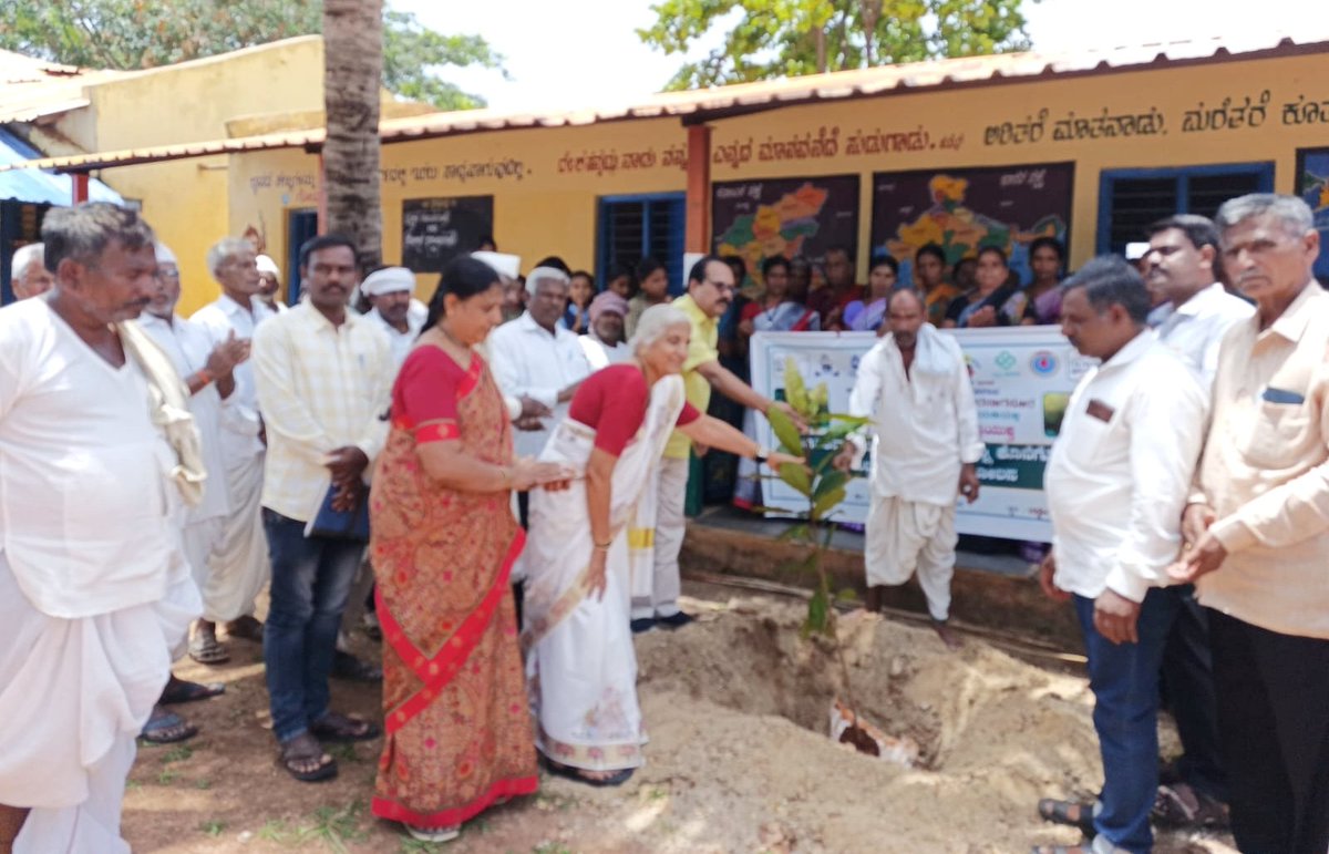 Mgnregn's tweet photo. ವಿಶ್ವ ಪರಿಸರ ದಿನಾಚರಣೆ
ನರಗುಂದ ತಾಲೂಕಿನ ಖಾನಾಪೂರ ಗ್ರಾಮದ ಸ.ಹಿ.ಪ್ರಾ. ಶಾಲೆಯಲ್ಲಿ ವಿಶ್ವ ಪರಿಸರ ದಿನಾಚರಣೆ ಪ್ರಯುಕ್ತ ಸಸಿ ನೆಟ್ಟು ನೀರುಣಿಸುವ ಮೂಲಕ ಆಚರಣೆ ಮಾಡಲಾಯಿತು.
ತಾ.ಪಂ. ಇಒ ಅವರು ಸಸಿಗೆ ನೀರುಣಿಸಿ ಚಾಲನೆ ನೀಡಿದರು. ಗ್ರಾ.ಪಂ.ಅಧ್ಯಕ್ಷರು, ಉಪಾಧ್ಯಕ್ಷರು, ಸರ್ವ ಸದಸ್ಯರು, ಪಿಡಿಒ ಇತರರು ಇದ್ದರು.
@MgnregsK https://t.co/PyREa9Wm4S