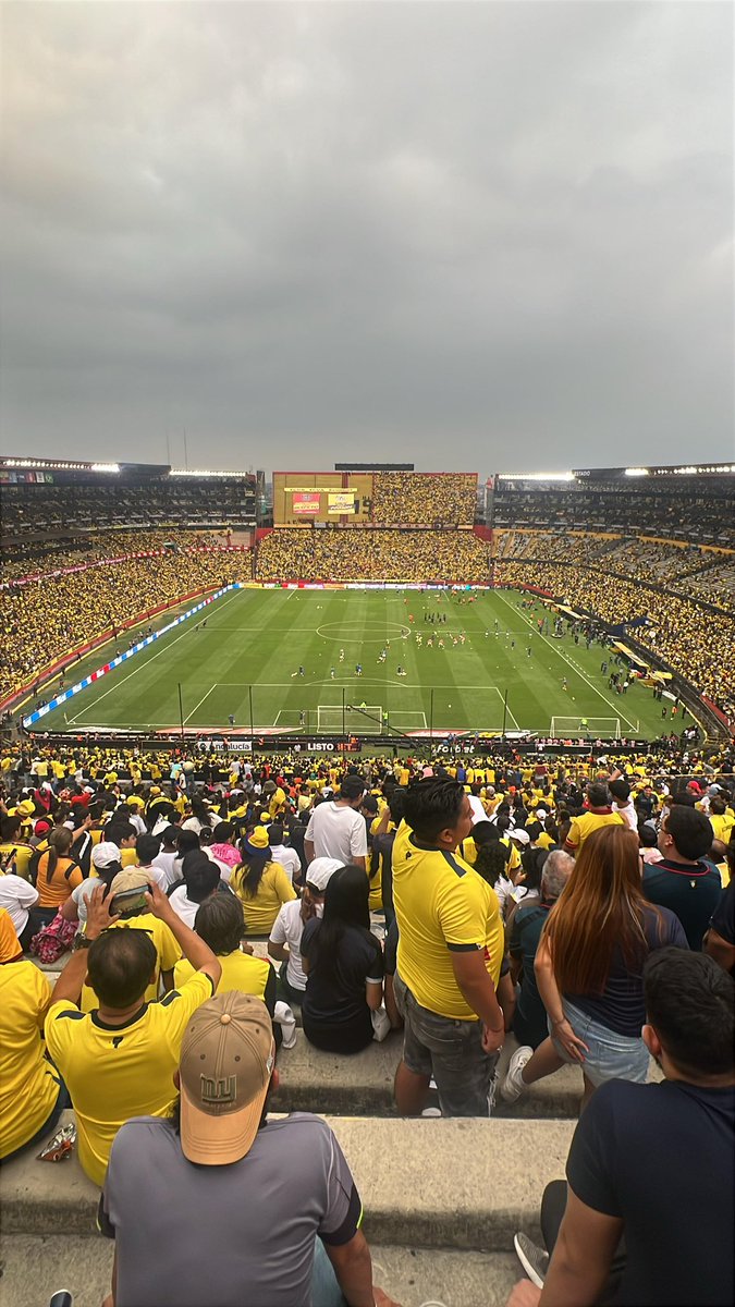 BarceMan's tweet photo. La ciudad más futbolera del Ecuador, y que lo lloren allá arriba en ese cerro. https://t.co/278FMTcYmP