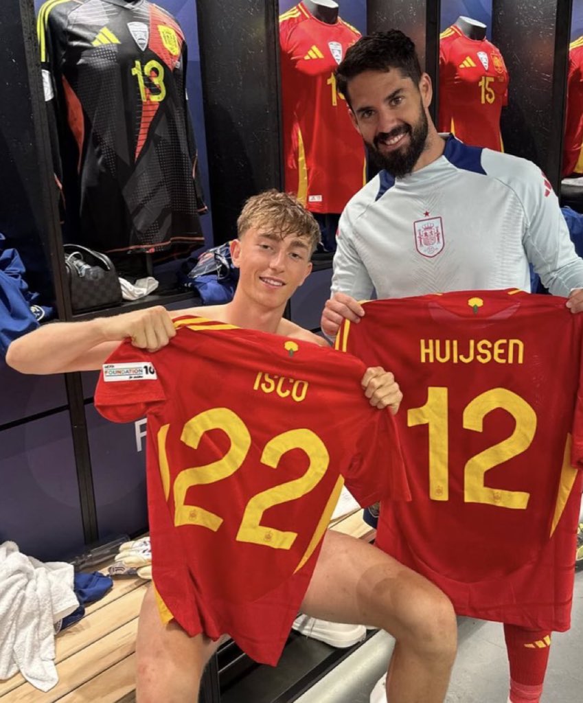 Dean Huijsen posted an IG screenshot of him wishing Isco ‘Happy Birthday’ in 2017. 🤣