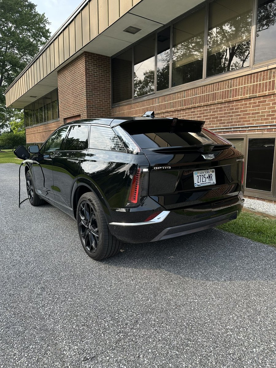 jessicaray0's tweet image. Driving the Cadillac OPTIQ tonight, Caddy’s entry-level EV ute.
How does it set itself apart from the Equinox EV? Well a pretty impressive interior for one. Our tester goes somewhere around $60k.
You also get 300 horsepower and up to 300 miles of range.