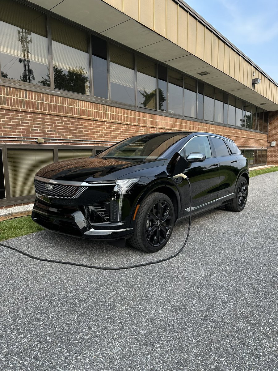 jessicaray0's tweet image. Driving the Cadillac OPTIQ tonight, Caddy’s entry-level EV ute.
How does it set itself apart from the Equinox EV? Well a pretty impressive interior for one. Our tester goes somewhere around $60k.
You also get 300 horsepower and up to 300 miles of range.