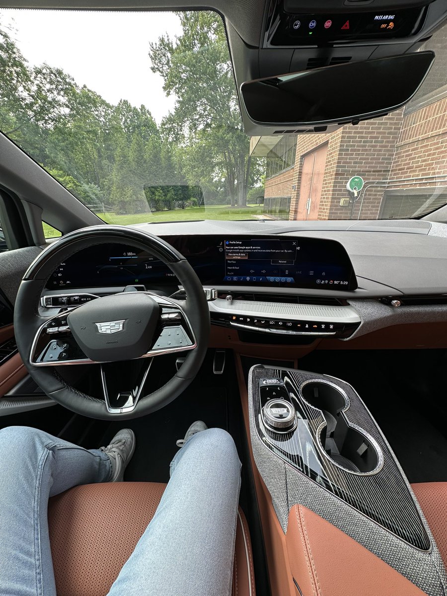 jessicaray0's tweet image. Driving the Cadillac OPTIQ tonight, Caddy’s entry-level EV ute.
How does it set itself apart from the Equinox EV? Well a pretty impressive interior for one. Our tester goes somewhere around $60k.
You also get 300 horsepower and up to 300 miles of range.