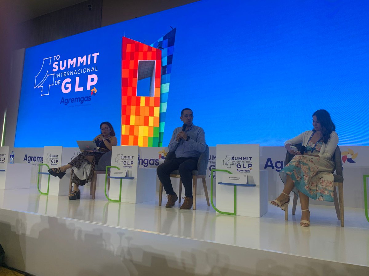 ValoraAnalitik's tweet photo. @AgremgasG Nuestro director @RodrigoTorresRT moderó el panel sobre el escenario político del gas, acompañado por la representante @JenniferPedraz y #SaraVélez, directora ejecutiva de @AgremgasG .
#SummitGLP #TransiciónEnergética https://t.co/W7MPMNjxhd