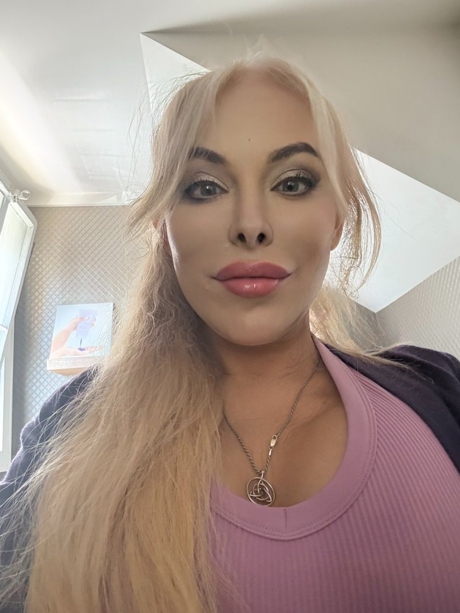 Happy Thursday….the weekend is around the corner. Just had my hair done.

Which hairstyle appeals to you Left or Right?

RT’s appreciated