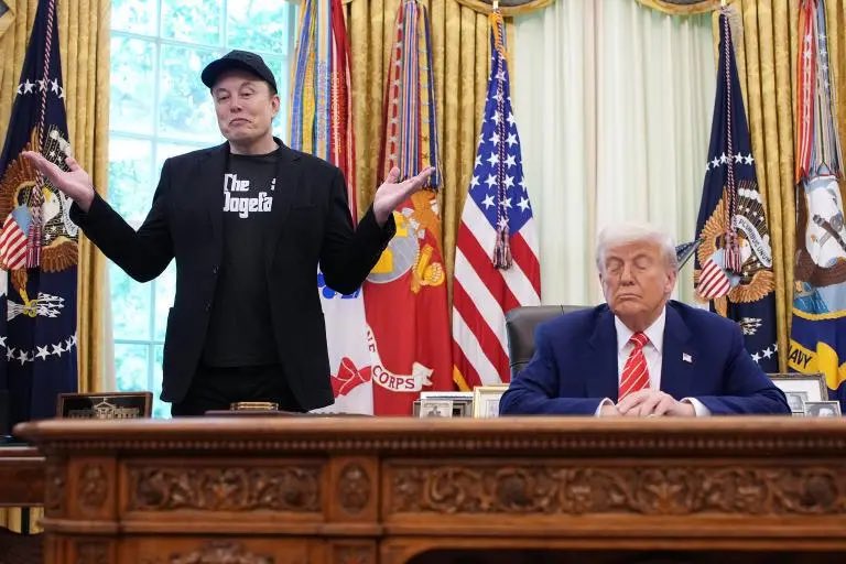 PoliticayModa's tweet photo. Estaba claro que la relación entre dos egos como Trump y Musk iba a acabar como el rosario de la aurora. Los buenos no pueden enfrentarse a los muy malos, pero sí esperar a que entre ellos se destruyan 🍿 https://t.co/SVPk99eD9d