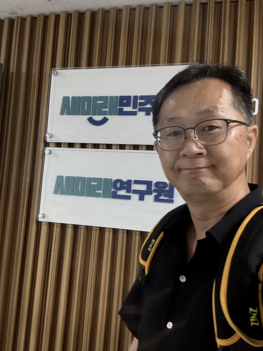 <퇴근인사>
서울에서 살던 짐을 군산으로 옮기느라 오늘 출국하게 되었습니다.(대선보다 이사가 힘들었던건 안비밀)

더 많은 분들과 만나 이야기 하고 싶었던 아쉬운 마음을 잘 간직하여 다음에 다시 뽜이팅으로 뵙겠습니다. 
근력도 키우고, 지혜로움도 잘 배양하고 돌아오겠습니다. 

이번에도 많은