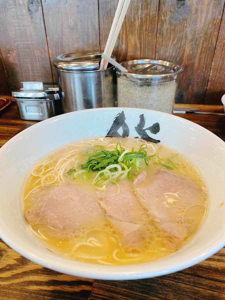 korokei8's tweet photo. 高校ぶりの博多ラーメン膳🍜
今はもう無い天神のジュンク堂の１階の所に高校帰りによく行ってたから超懐かしい✨️
320円は相変わらず安すぎるな https://t.co/0AmqSU0LNa
