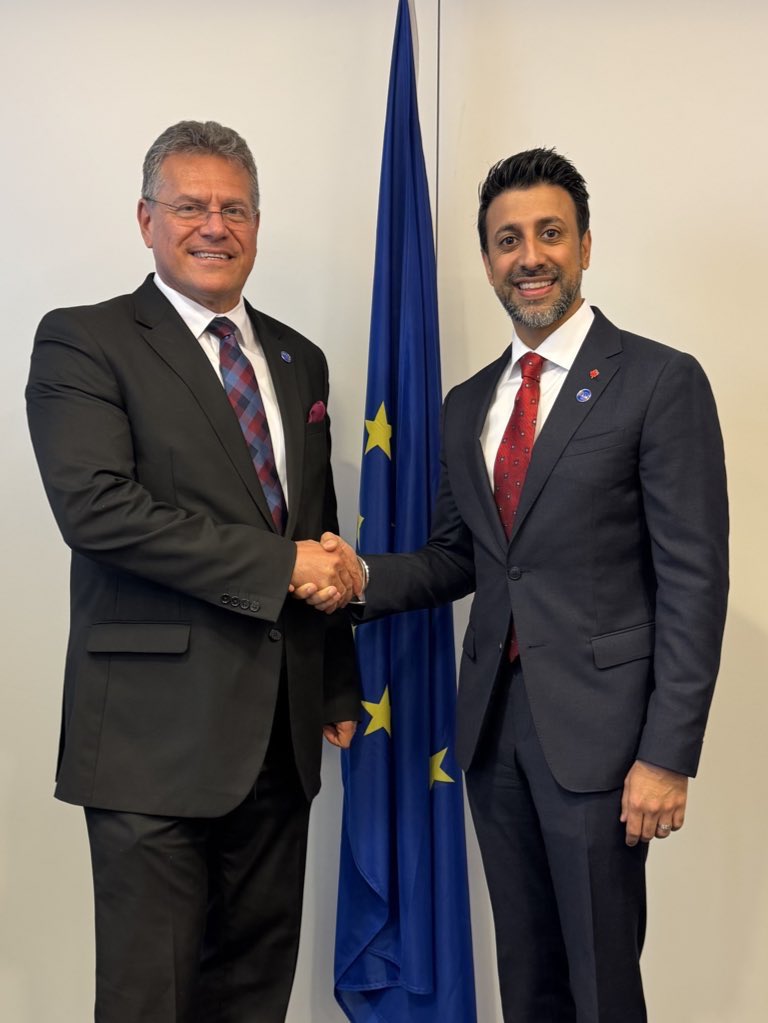 CanadaTrade's tweet photo. Minister Sidhu met European Commissioner Šefčovič at the @OECD Ministerial Council Meeting in Paris, to advance #CanadaEU commercial relations.
They discussed the importance of #RulesBasedTrade, #CETA and how to grow Canada-EU trade: https://t.co/yCAi42lDO6 https://t.co/bnLGaSKQtK