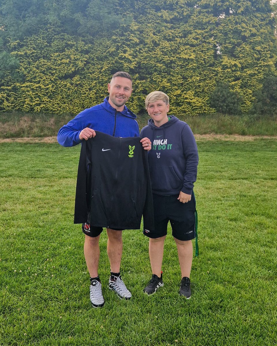 A big thank you to Philip Gregg who arranged for John Cooney to come to the club this evening for a kicking clinic with some of our youth players 🦵 

Thanks for your time John and good luck in France 🇫🇷 

#StagsUp 🦌