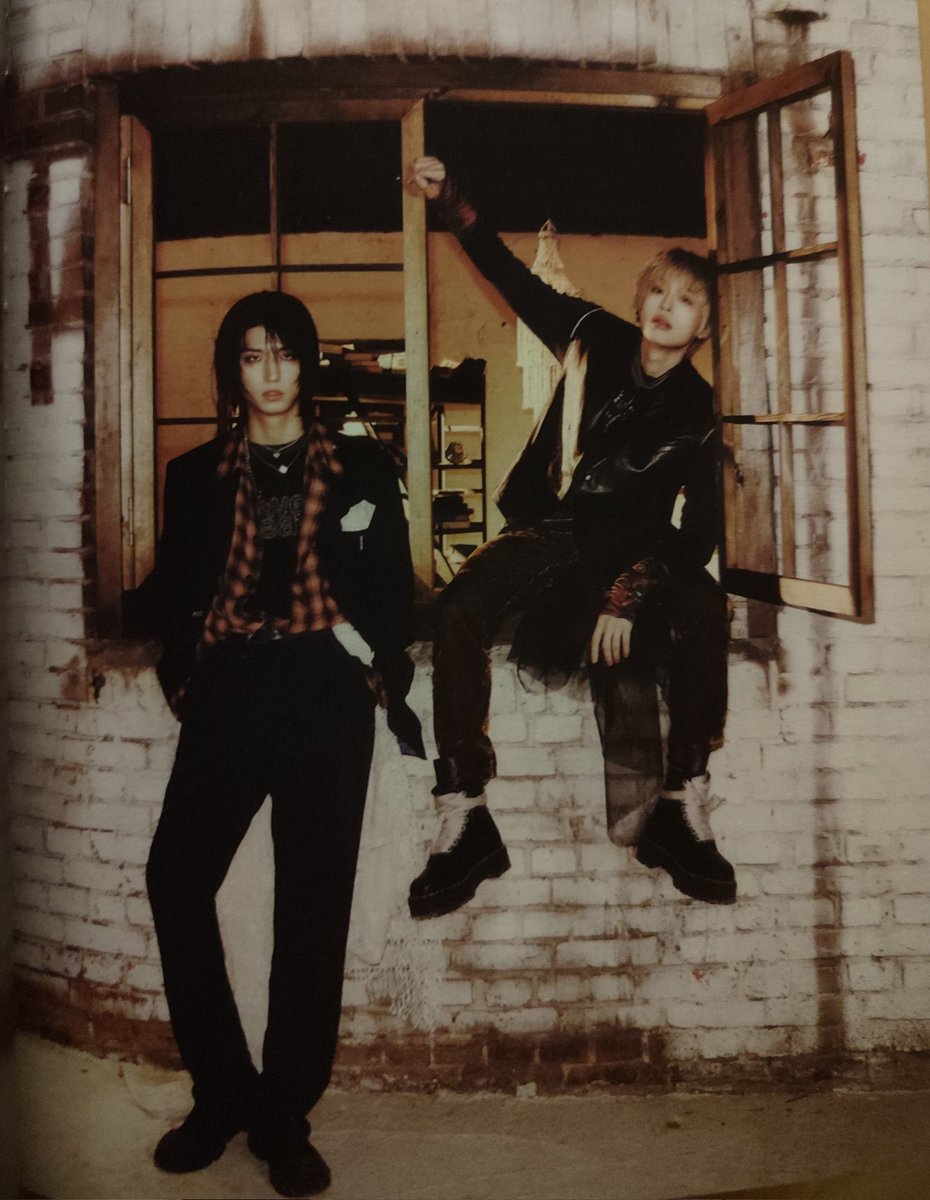 god bless whoever decided to put guitarz together for the troubleshooting photoshoot