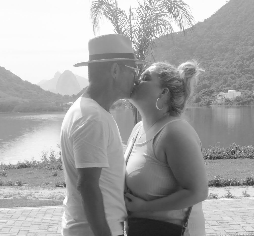 Sábado serão seis meses entre sorrisos e beijos,abraços e carinhos,sua risada escandalosa enchendo a casa,seu cheiro em meu travesseiro,nossos sorrisos,olhares com tantas histórias.
Como é bom te amar e como é bom ser amado por vc.