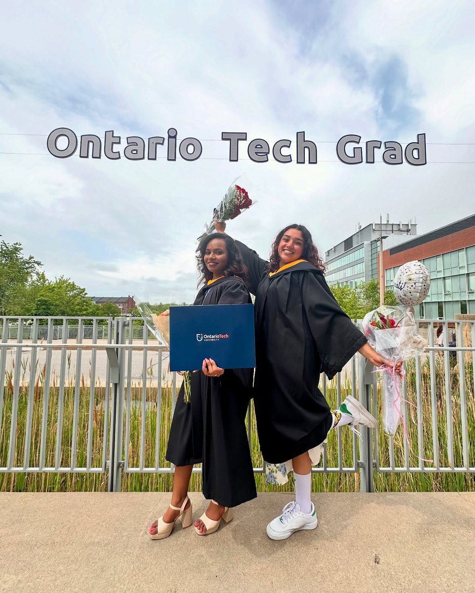 ontariotech_u's tweet photo. A little bit of rain didn't stop us from having a lot fun celebrating our @ot_fsc and @ot_feas grads today! #OntarioTechGrad https://t.co/dZUXpM55g9