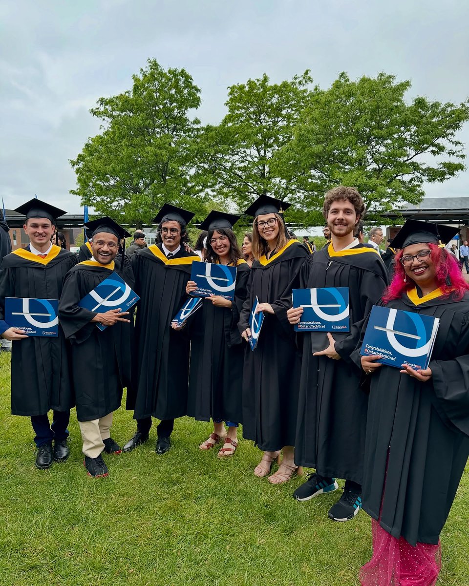 ontariotech_u's tweet photo. A little bit of rain didn't stop us from having a lot fun celebrating our @ot_fsc and @ot_feas grads today! #OntarioTechGrad https://t.co/dZUXpM55g9