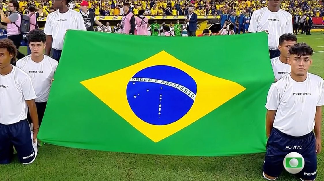 caroldeusaa's tweet photo. Gente, qual foi a da bandeira do Brasil? Que porta é essa ??? https://t.co/MhIN70YLPg
