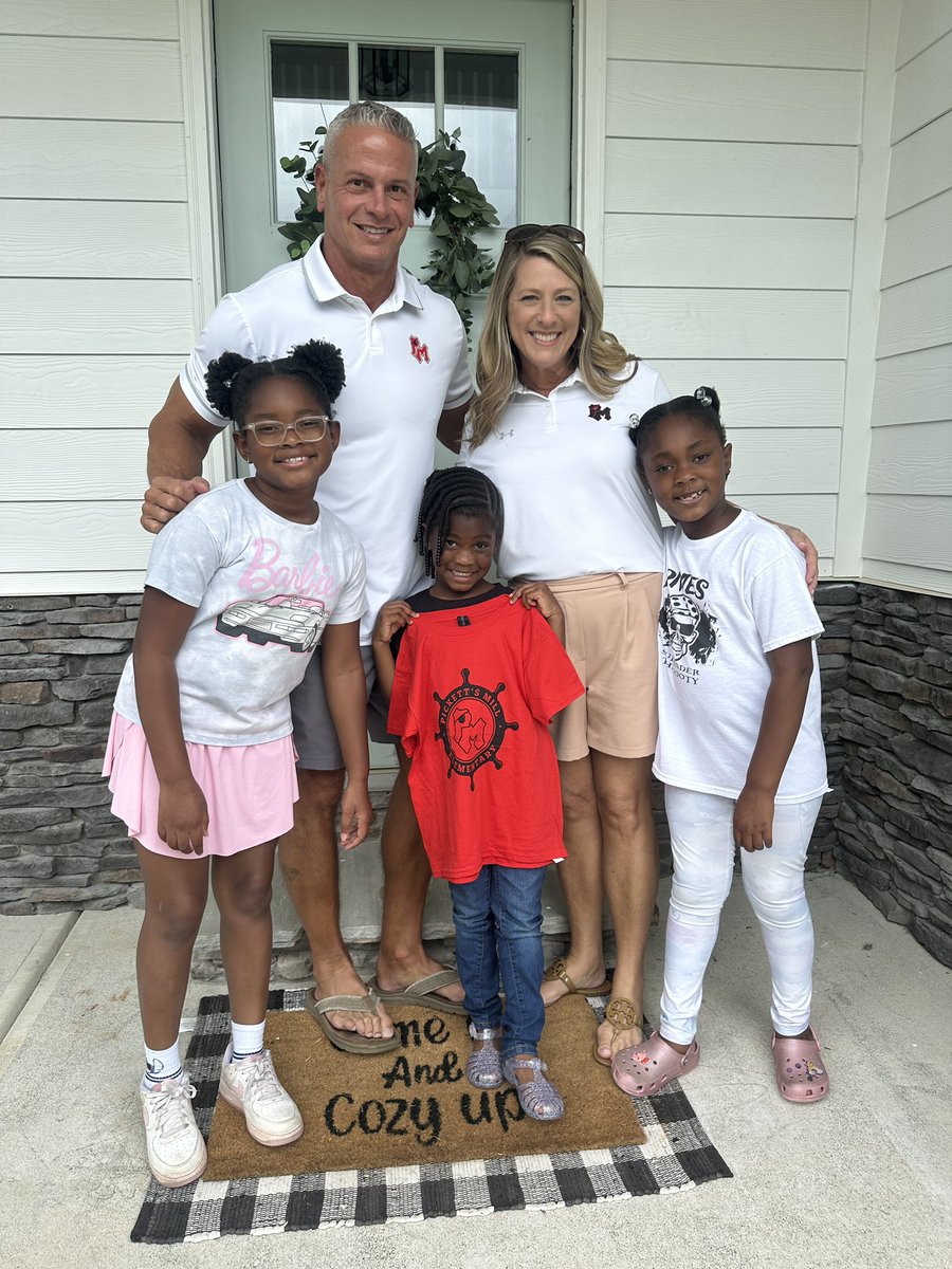 PickettsMillES's tweet photo. 3 days, 155 total miles driven, 102 homes visited and a TON of huge smiles as we greeted all of of our newest Cobb County Schools 🏴‍☠️ kindergartners this week during our “Welcome to Kindergarten” home visits!  #AnchoredinRelationships 🏴‍☠️⚓️☠️🦜🌴 https://t.co/Yp3oNQMCkD