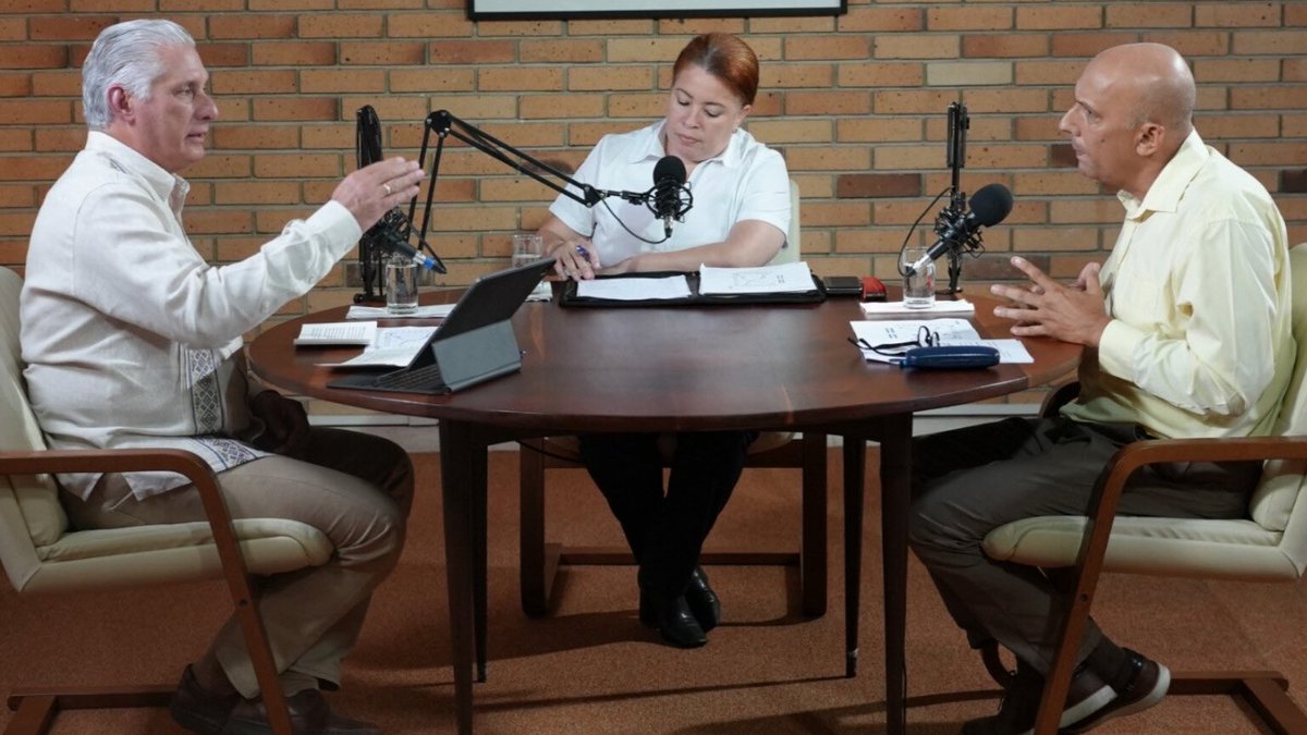 "La dirección de la Revolución jamás rehuirá el diálogo con el pueblo, porque nuestra razón de ser es justamente servir al pueblo" enfatizó <a href="/DiazCanelB/">Miguel Díaz-Canel Bermúdez</a> en podscat #DesdeLaPresidencia que explicó de manera clara y directa sobre las recientes medidas de <a href="/ETECSA_Cuba/">ETECSA</a>. #UnidosXCuba