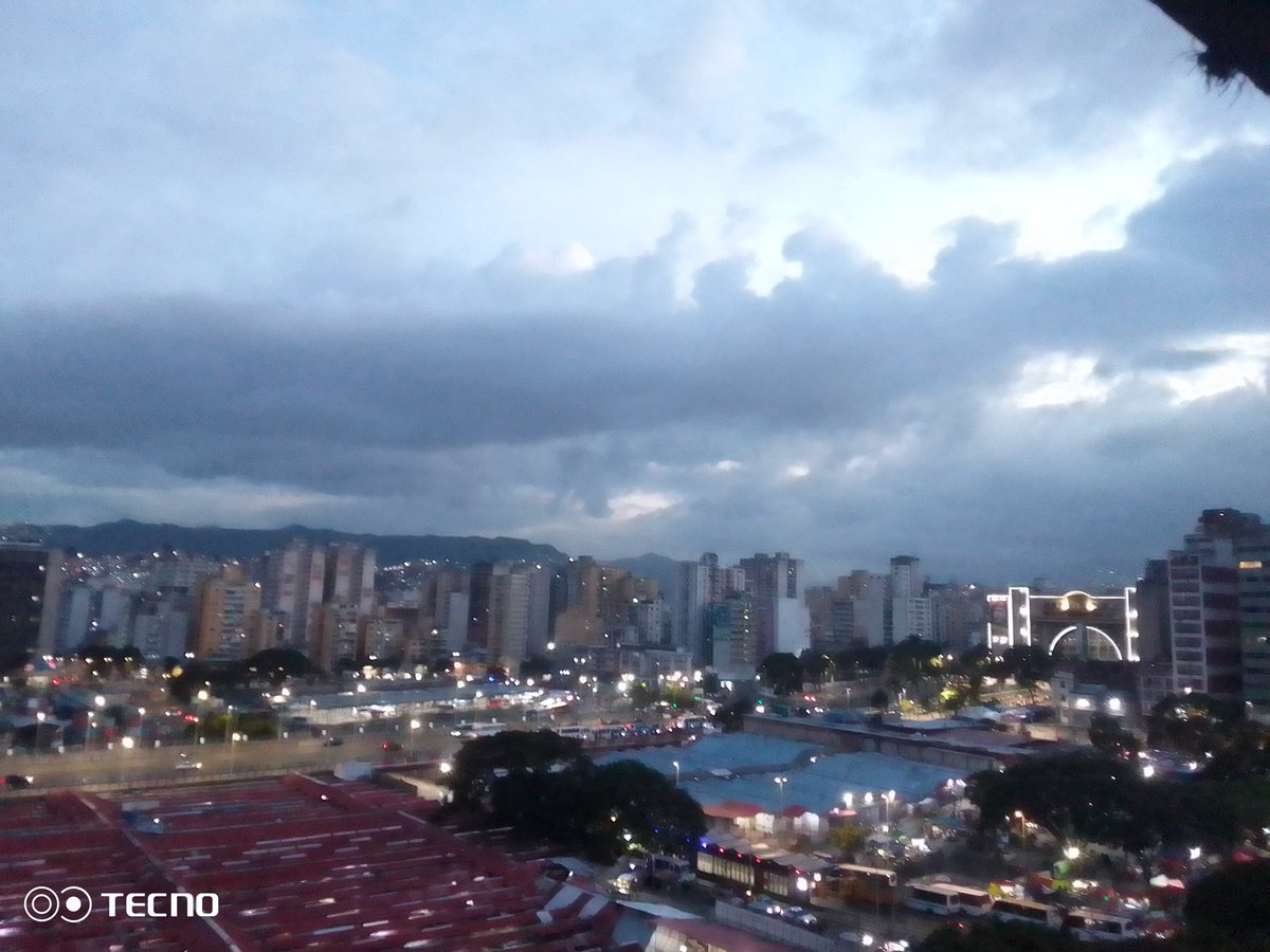 *MUY BUENANOCHE PARA TODOS*
La noche cerca a Caracas en un día en el que el sol no apareció 
Pido a Dios TODO PODEROSO los acompañe y les conceda dulces sueños y feliz despertar en compañía de NUESTRO SEÑOR