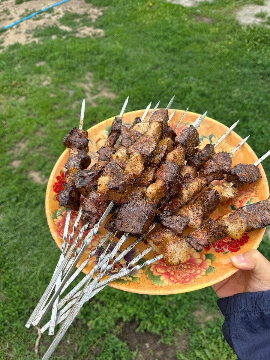 一大早起来好几家在宰羊，满院子都是烧羊头羊蹄子的味道，太香了😂