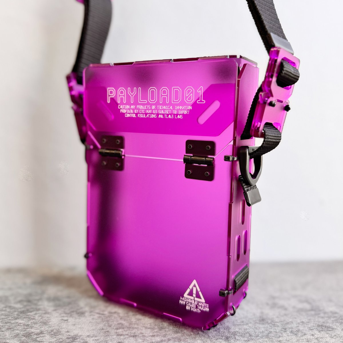 【ショルダーコンテナ payload01】追加色
matte purple
black×clear
これやりたかったんです…
ECは今夜から、ラフォーレは18時プライベートパーティからの発売となります。
内寸は商品ページに追加済です。