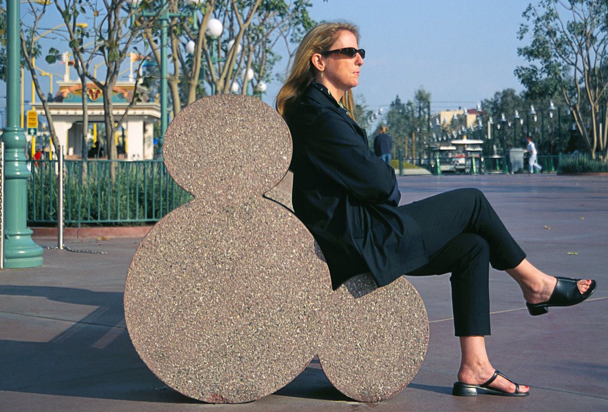 One thing that’s often overlooked is that Disneyland’s now-condemned transportation hub – from the hedge walls to the start of the Esplanade – was an entry sequence designed by renowned architecture firm Martha Schwartz Partners. 

Mini 🧵!