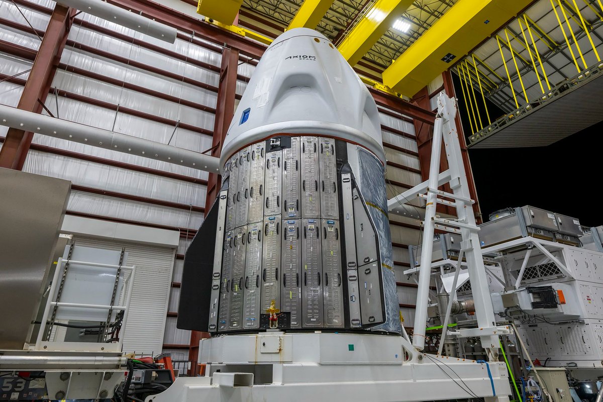 🚀 The SpaceX Dragon rocket is a **masterpiece of engineering**. As the first commercial spacecraft to deliver cargo and humans to the ISS, Dragon has **redefined U.S. leadership in space**. It boasts:
- **Reusable capsules:** Cutting costs &amp; increasing launch rates
- **Crew &amp;