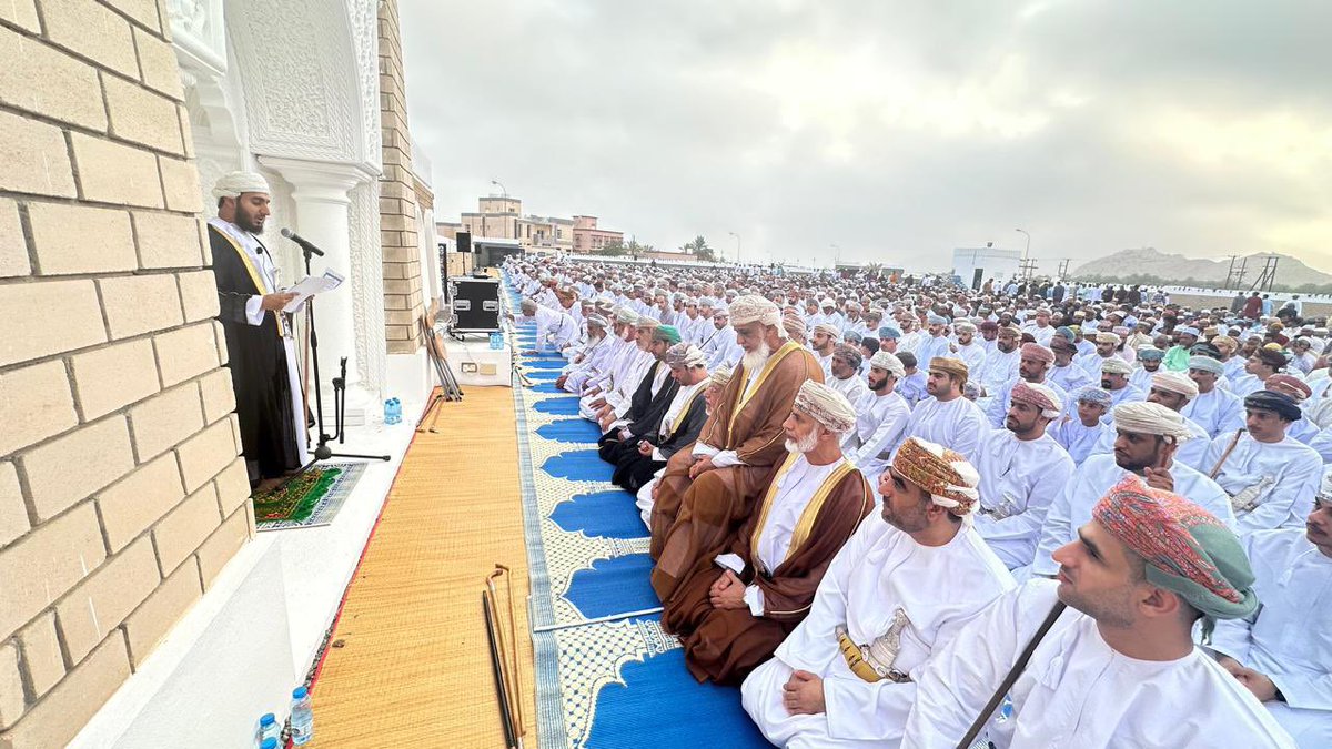 سعادة الشيخ خليفة البوسعيدي والي نخل يؤدي صلاة #عيد_الاضحي_المبارك  بمعية شيوخ ورشداءالولايةوالأهالي والمقيمين. وقد أم المصلين النضر الخنجري.وتناولت الخطبة دروس الحج في الاصطفاف القيمي والروحي واهمية الوحدة والتمسك بالأخلاق وعدل الميزان والهوية القيميةالجامعة وتربية النشء عليها