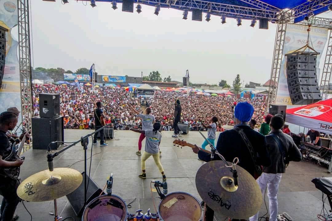 MaserekaPoa's tweet photo. Ma Musique est Basée sur la Valeur Morale,je ne suis pas une Star,je suis un Artiste Ecrivain,Ecologiste mais aussi Pacificateur à travers mes Mélodies Musicales,l'Art c'est ma Passion et ma Vie 🙏 https://t.co/o2OZNmRSQg