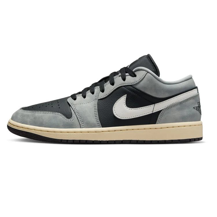 snkr_twitr's tweet photo. AD: Last sizes: Jordan 1 Low 'Light Smoke Grey/White/Off Noir'     

Shop -> https://t.co/FsR9je4IU3 https://t.co/Y5SnU3QTpd