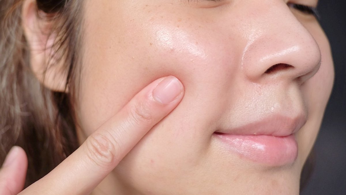 lemonmelonja's tweet image. ฉันแวะ 7-11 แล้วหยิบตุนตลอด มาสก์เจลซองสีฟ้า ของ cute press ยิ่งแช่เย็นแล้วโบกก่อนนอนคือฟินมากก ตื่นมาผิวฟู อิ่มน้ำ สดชื่น เนื้อกลืนเข้าหน้าเกลี้ยงไม่เหนียวติดหมอน แถมยังชุ่มชื้นยาวนานทั้งวัน ราคาหลักสิบแต่คุณภาพหลักพัน นี่ใช้แล้วถูกใจต้องไปซื้อตุนไว้เล้ย