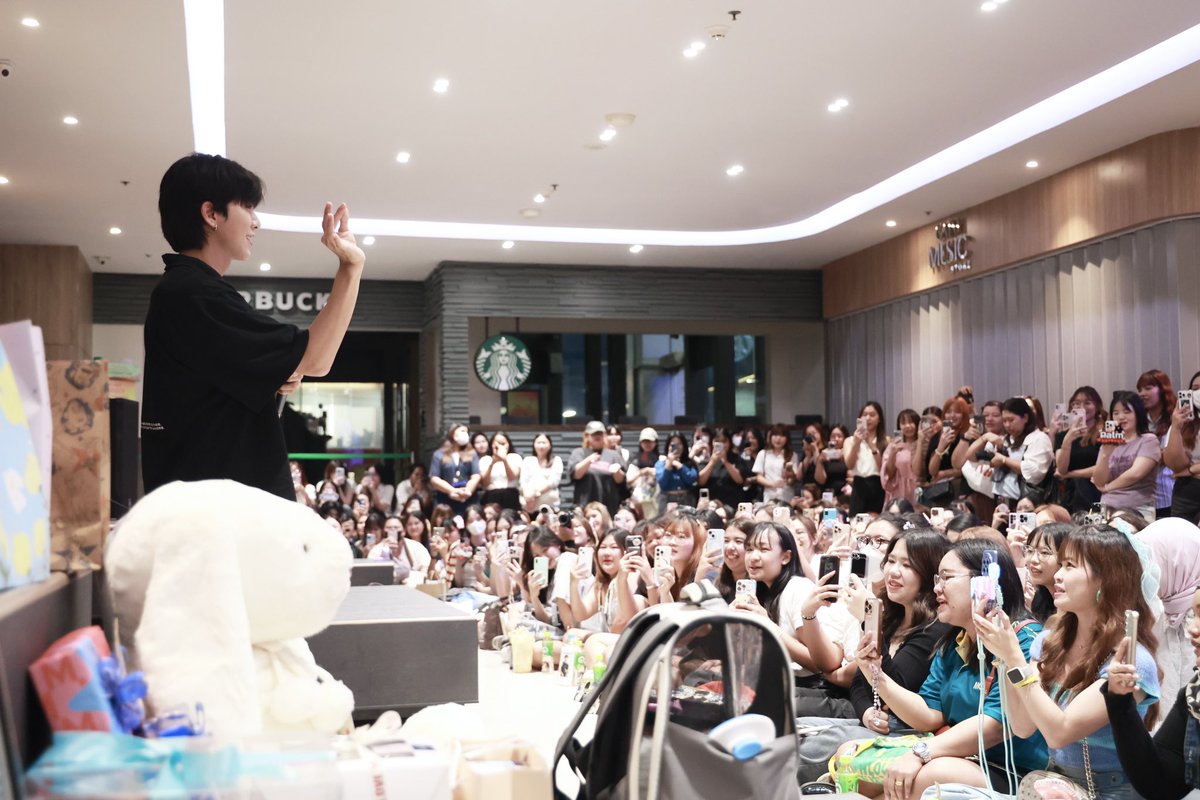 gnest_official's tweet photo. ขอบคุณทุกคนที่มาเป็นส่วนหนึ่งในวันเกิดปีที่ 22 ของต้นปาล์มนะค้าบ🎂
ปีนี้มีแขกพิเศษมาร่วมฉลองด้วย ฝากติดตามผลงานของดาราด้วยนะครับ5555 🐱

พอได้เห็นทุกคนตั้งใจมาหากันทำให้ผมมีกำลังใจในการทำงานขึ้นเยอะมากๆ 
ผมสัญญาว่าจะทำให้ทุกคนภูมิใจในตัวพวกเรานะครับบ🫶🏼

tonpalm🐶

#happyPALMday #PALM_PERSES
#PERSES #PERSES_TH
#GNEST #GMMMusic #TPOP