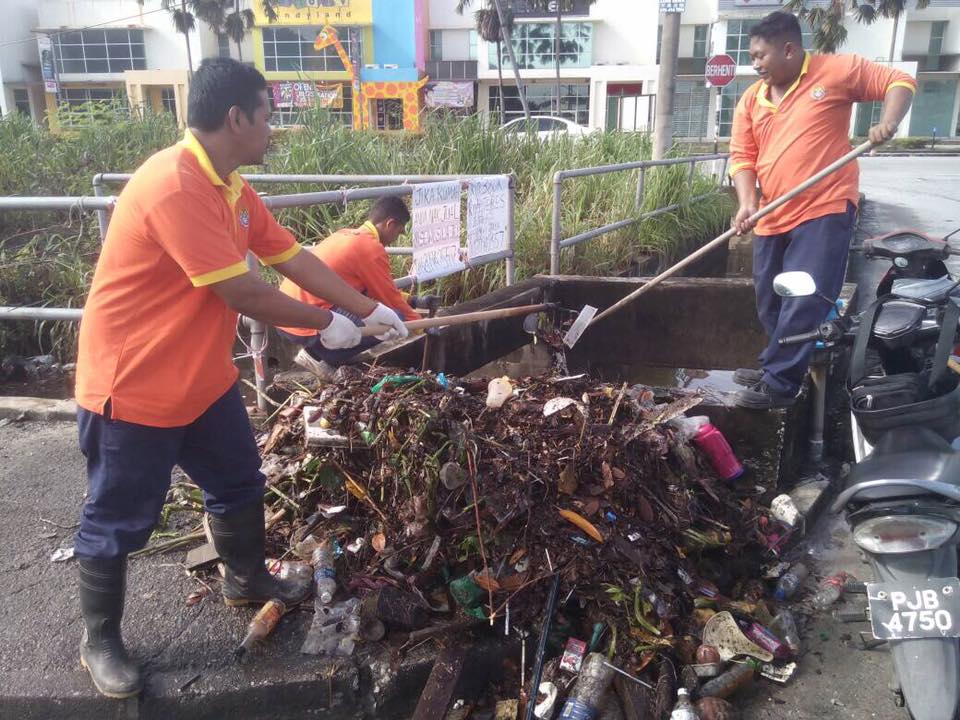 SyedAkramin's tweet photo. Ini para pekerja kontrak pembersihan Majlis Perbandaran Seberang Perai (kini MBSP). Mereka terlibat dalam sektor yang ramai tak mahu (kotor, bahaya, kerja berat).

Tahukah anda sebelum ini mereka hanya dibayar RM25 sehari? Sebulan hanya sekitar RM700. Tanpa PERKESO dan KWSP. https://t.co/6jNEXBgwfD