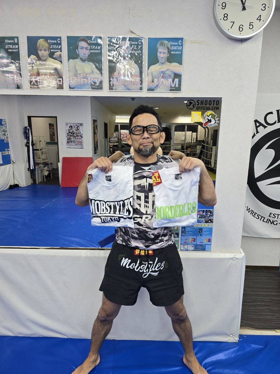 東の都の友人と会員サンからモブスタイルさんのTシャツをプレゼントしていただきました！
善意がクルクル回って帰ってきた感じのプレゼント。
良い人ぶってると良いコトありますね。(笑)超嬉しい！
今夏、着たおします！
ありがとうござました！
<a href="/mobstyles_staff/">MOBSTYLES_official</a>